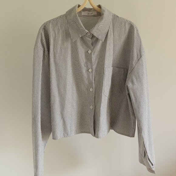 Chic Striped Button-Down Shirt - Perfect for Casual and Workwear Size M/L - Picture 2 of 9